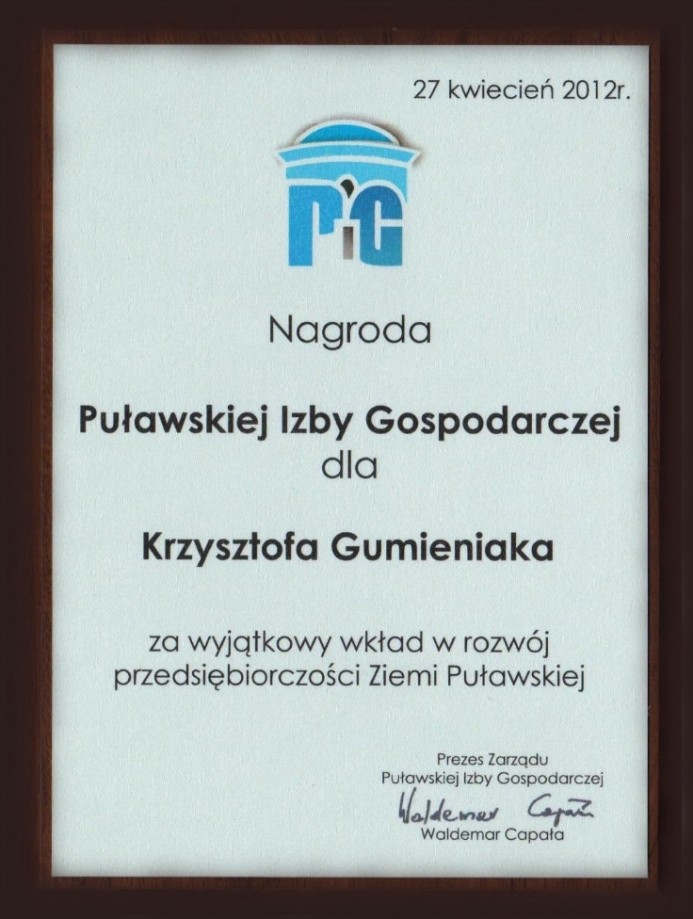 Nagroda Puławskiej Izby Gospodarczej dla Pana Krzysztofa Gumieniaka - Dyrektora PUP w Puławach za wkład w rozwój przedsiębiorczości Ziemi Puławskiej